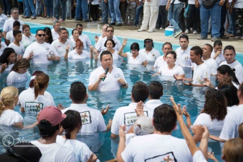 11-04-venezolanos-se-bautizan